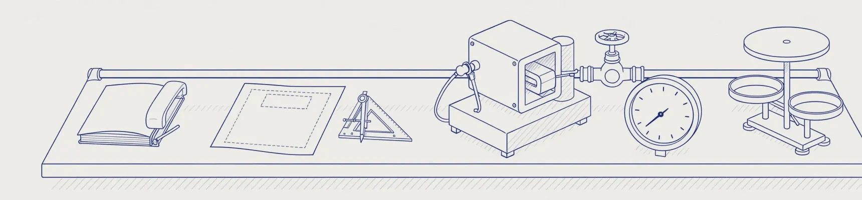 Disegno tecnico: quattro postazioni in fila su una base. Un taccuino con un telefono, un foglio con un riquadro tratteggiato e una squadra, un banco di prova con un modulo, un manometro con una bilancia. Tra la terza e la quarta, una valvola sul tubo.
