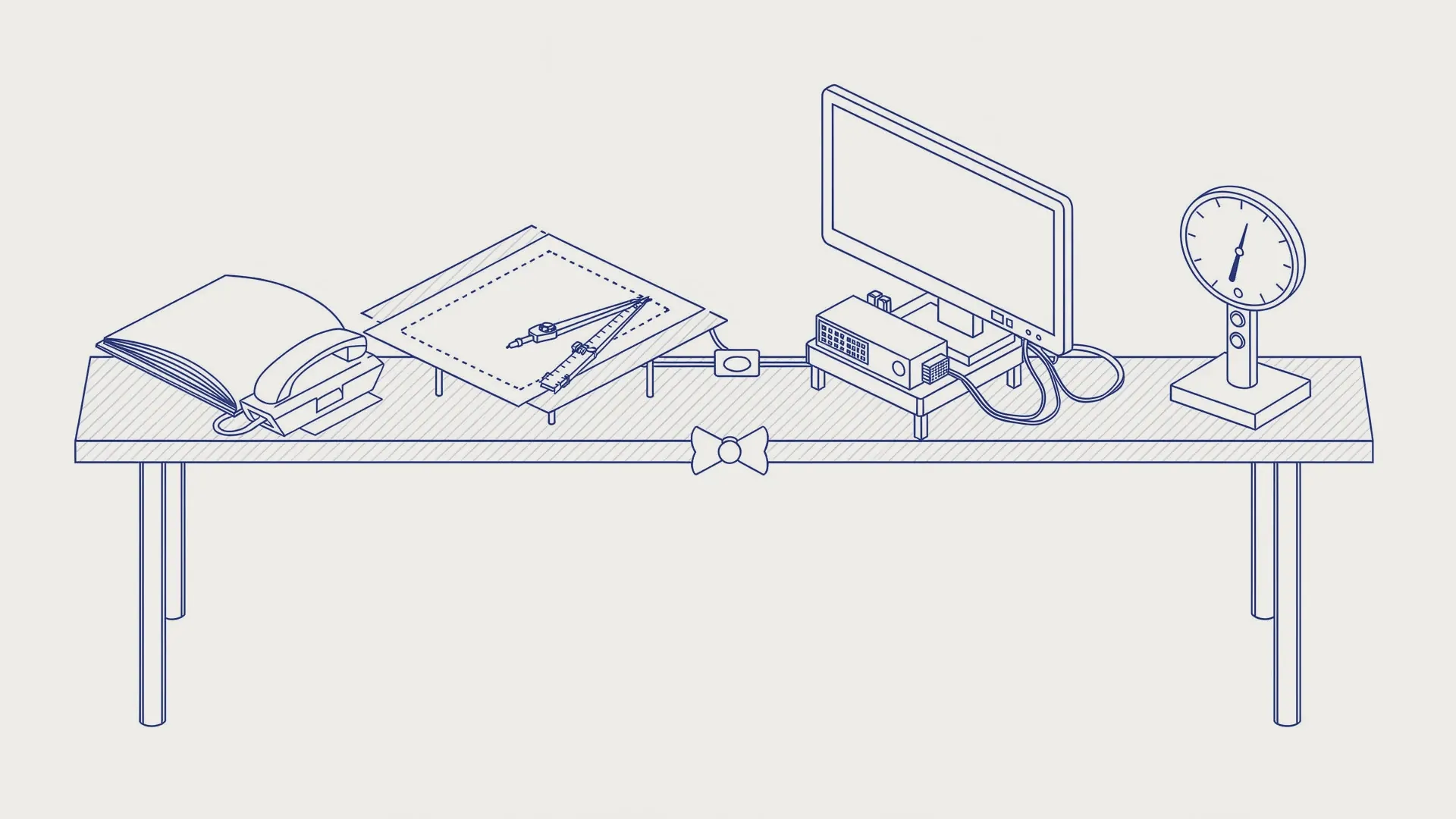 Disegno tecnico: quattro postazioni in fila, un taccuino con un telefono, una squadra e un compasso su un foglio, un banco di prova, un misuratore con la lancetta; tra la seconda e la terza una valvola.