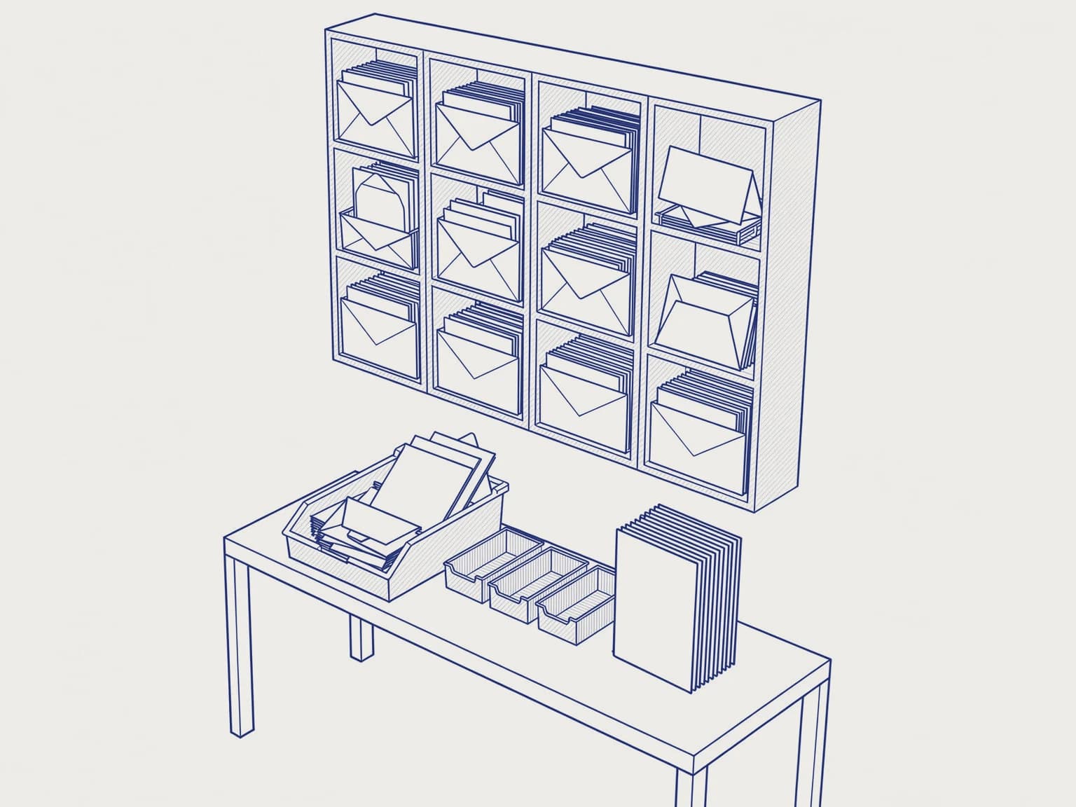 Disegno tecnico: una casella condivisa come una parete di scomparti pieni di buste, con un vassoio che trabocca, tre vassoi di smistamento vuoti e una pila di cartelline.